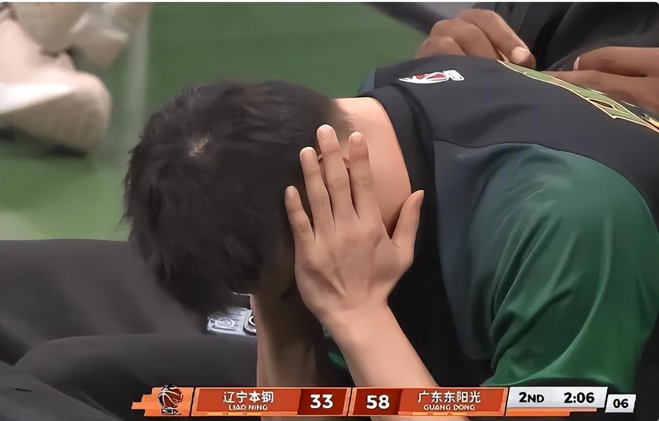 BB Sports-有谁注意到，昨晚比赛中，杨鸣的表情举动，都在发出无声的抗议啊