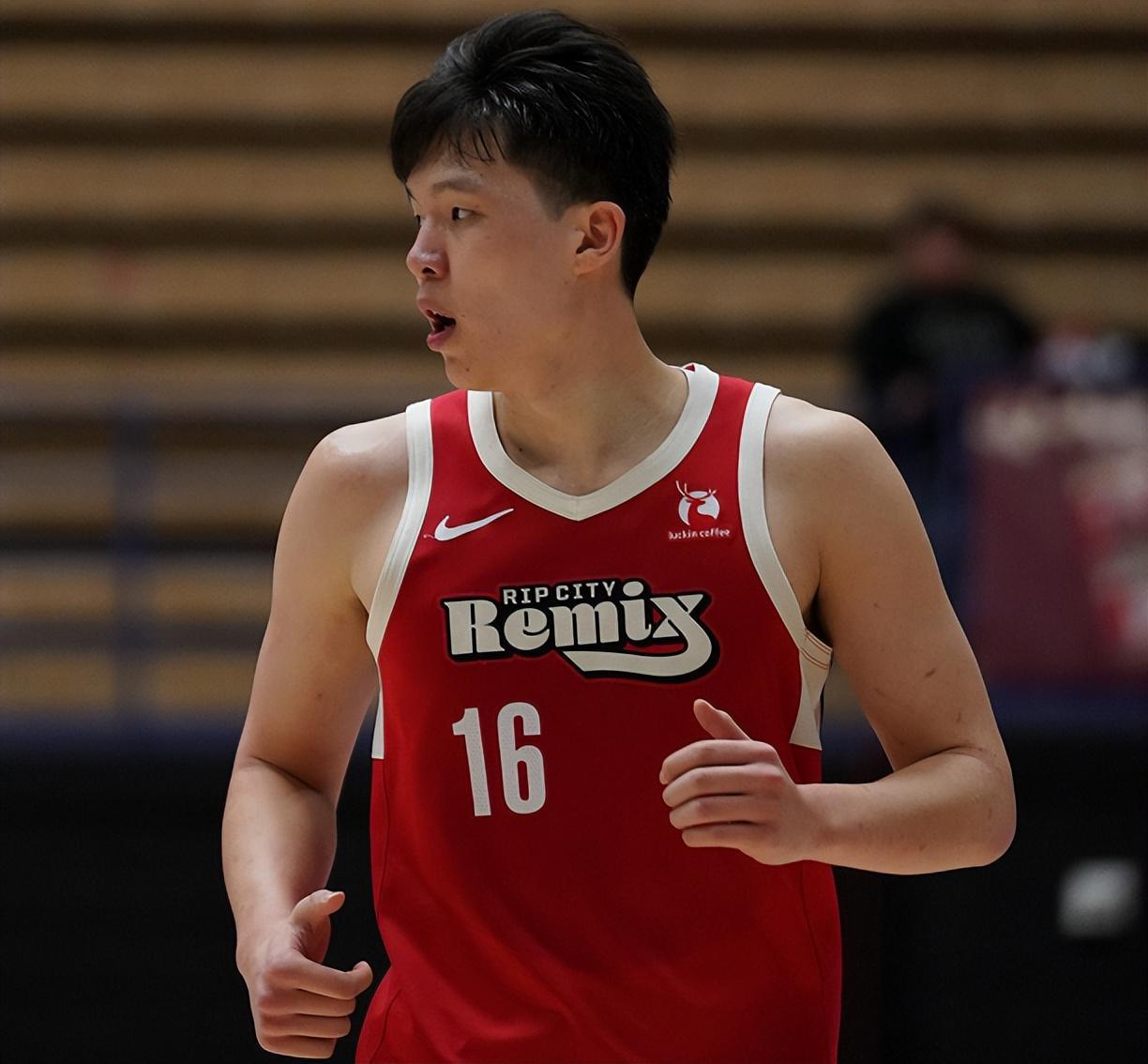 网页版地址-31分8板3助1断1帽！杨瀚森生涯最强一战，背部伤势不能大意